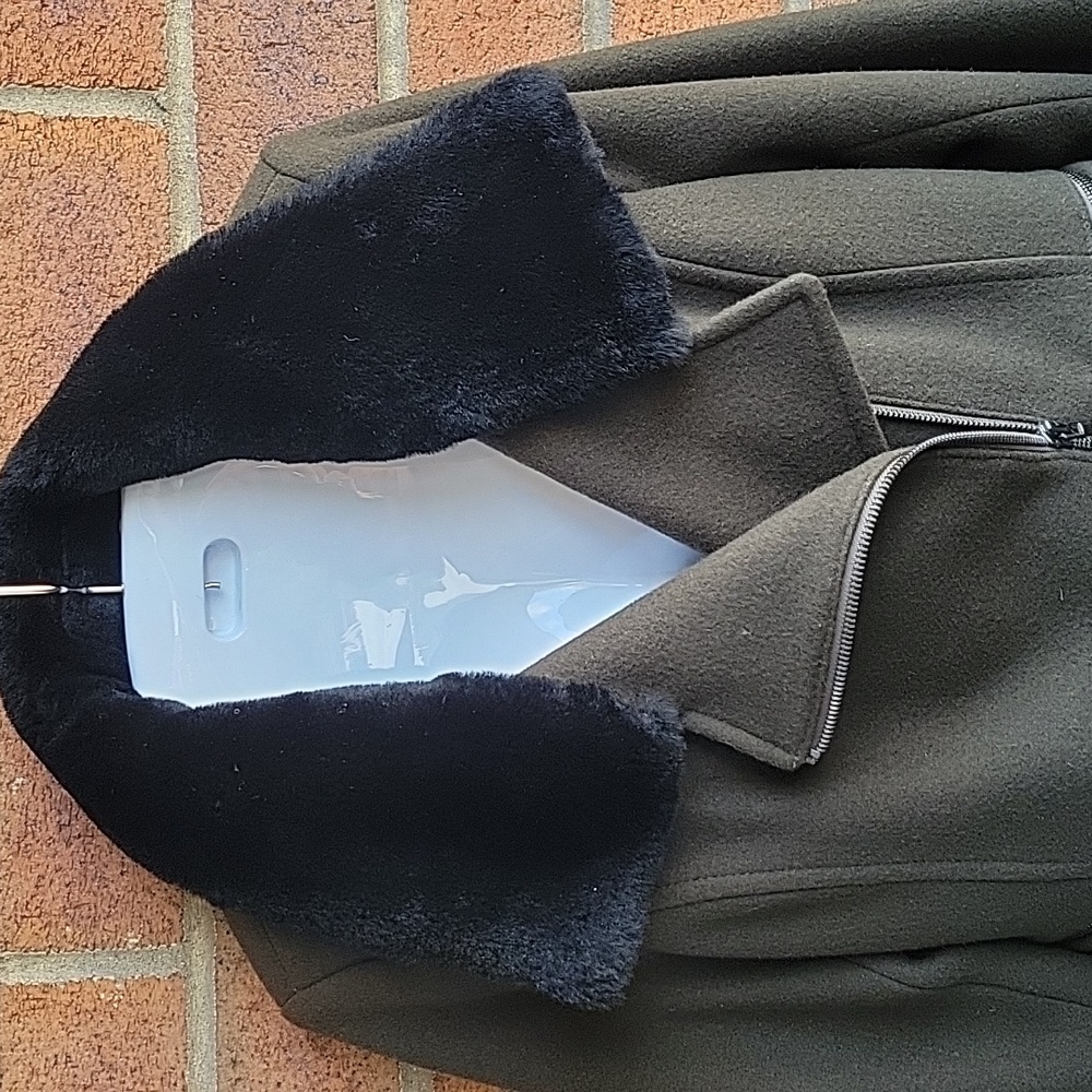 Trina Turk Coat with shearling trim collar - Picture 4 of 12